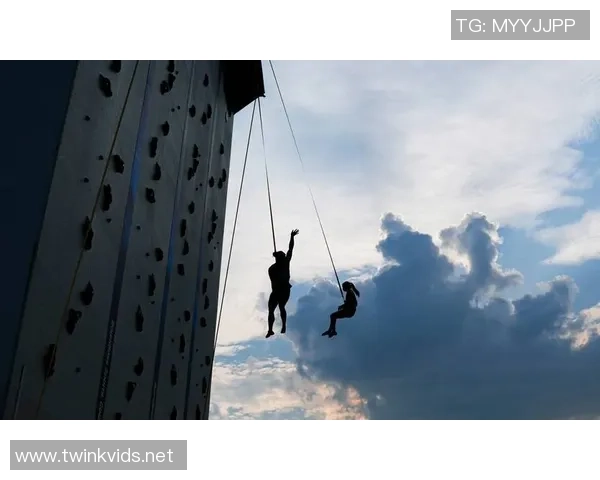 攀岩巨献：探秘成都攀岩队的团队协作